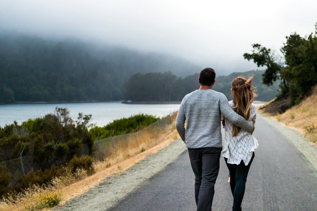 Auf demselben Weg, Hand in Hand.
